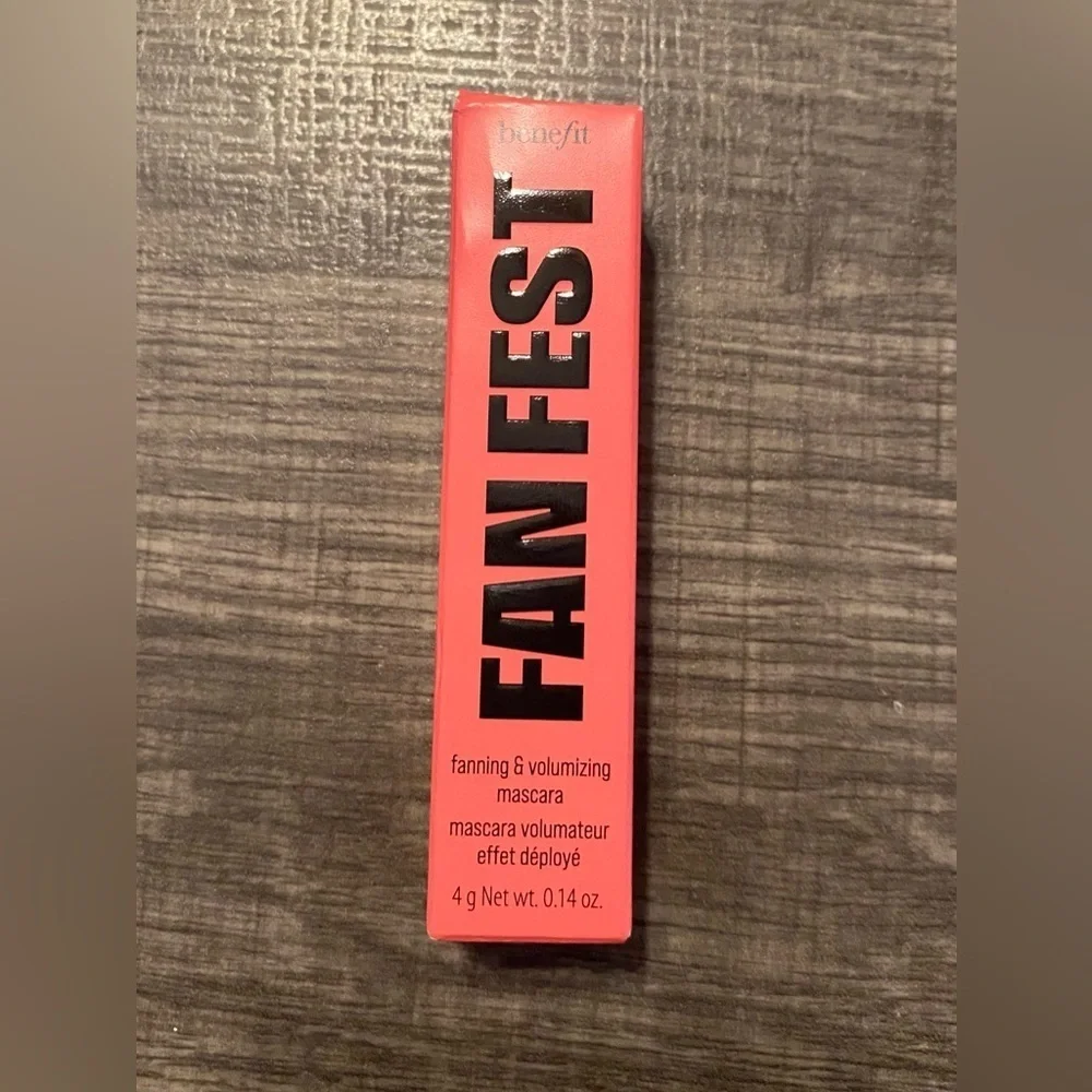 NEW - Benefit Fan Fest Fanning Volumizing Mascara. Black. (Box dented)